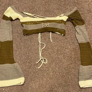 super cropped knit shirt with flared arms